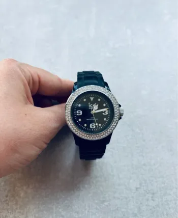 Magnifique montre femme Ice Watch noire avec strass taille médium
