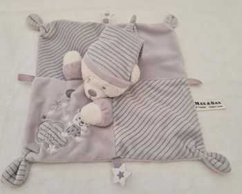 Doudou ours carré plat gris et rayé- ours cerf volant et nuage Moon - Max & Sax