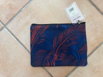 Trousse bleue naf naf à motif feuilles