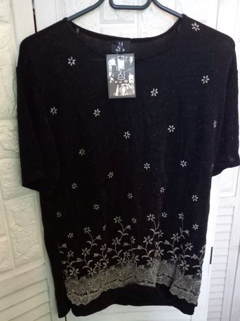 T shirt noir -paillettes rouges - fleurs argentées - Taille 40 / 42