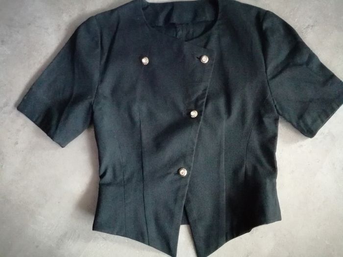 Veste noire cotelée faite par une couturière