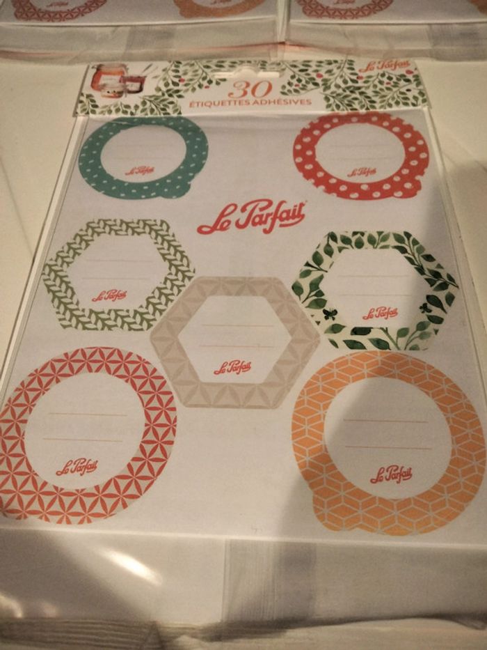 Lot de 90 étiquettes neuves de différentes formes le parfait - photo numéro 2