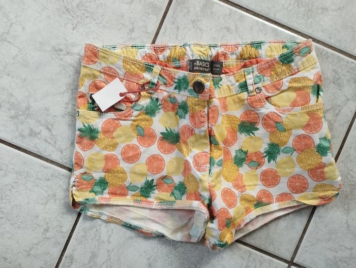 Short fille orchestra