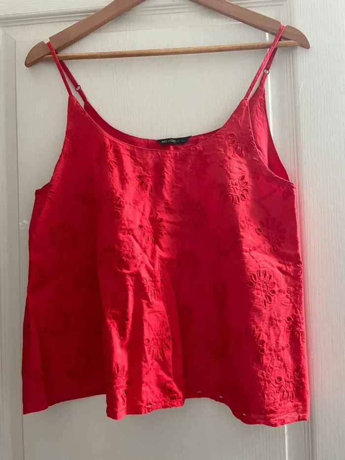 Top rouge brodé