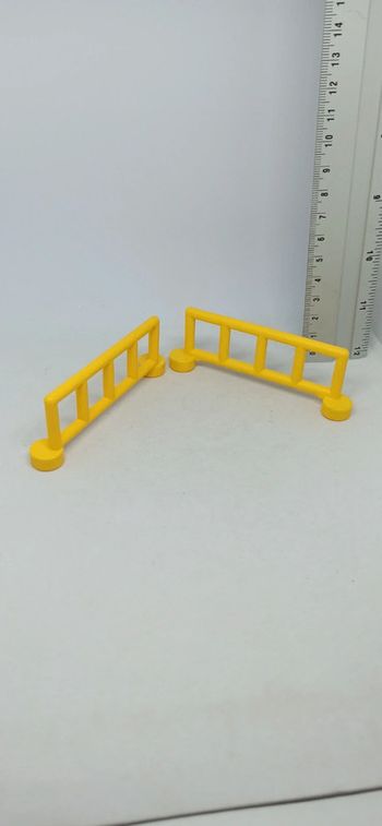 2 barrières jaunes lego duplo