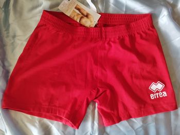Short volley rouge