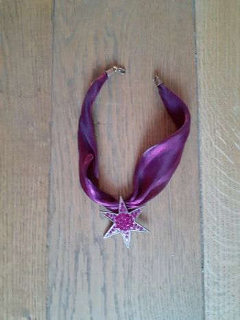 Ras de cou avec une étoile scintillante