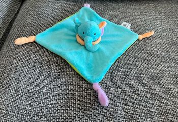 Doudou éléphant bleu vert