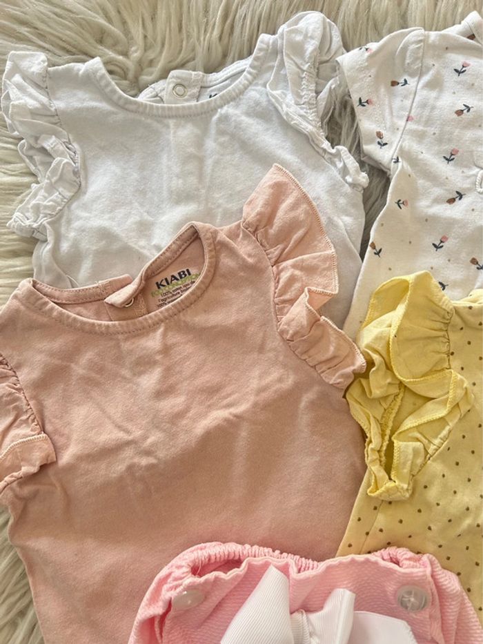 Fille 👧🏻 Lot 1 mois été - 4 tshirts + 1 short bloomer - photo numéro 3