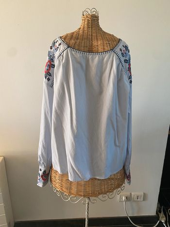 Blouse H&M bleue à rayures avec broderies fleurs taille 36 / 38