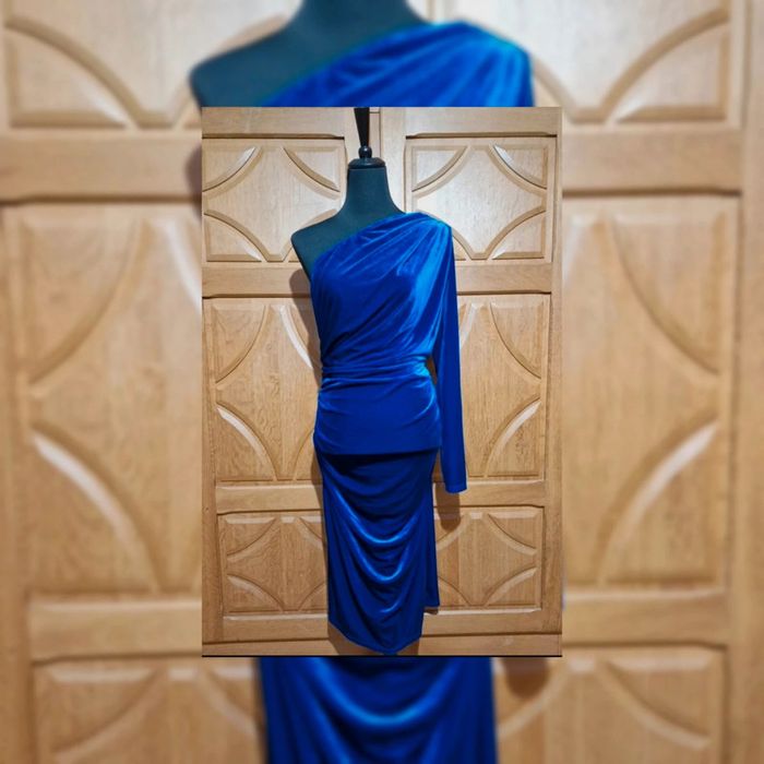 Robe bleue électrique drapée asymétrique en velours - Curve Noël nouvel an fêtes soirée cocktail
