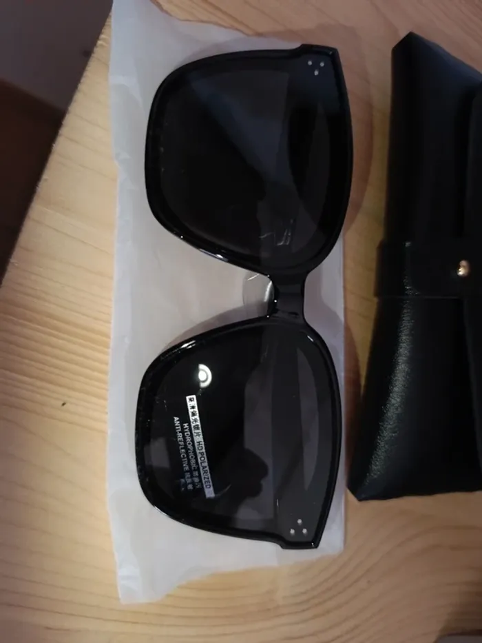Lunette de soleil - photo numéro 2