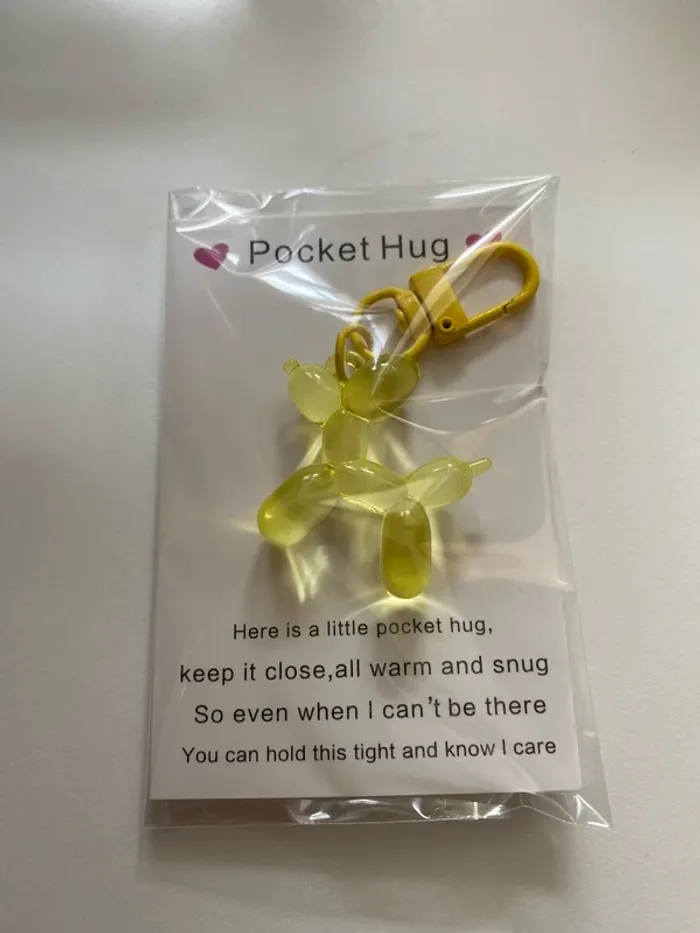 Pocket Hug Porte clés à offrir chien ballon jaune