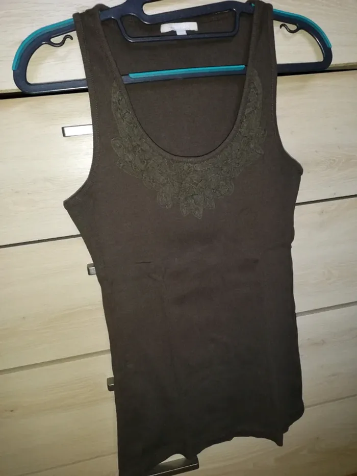 T-shirts sans manche, marron.