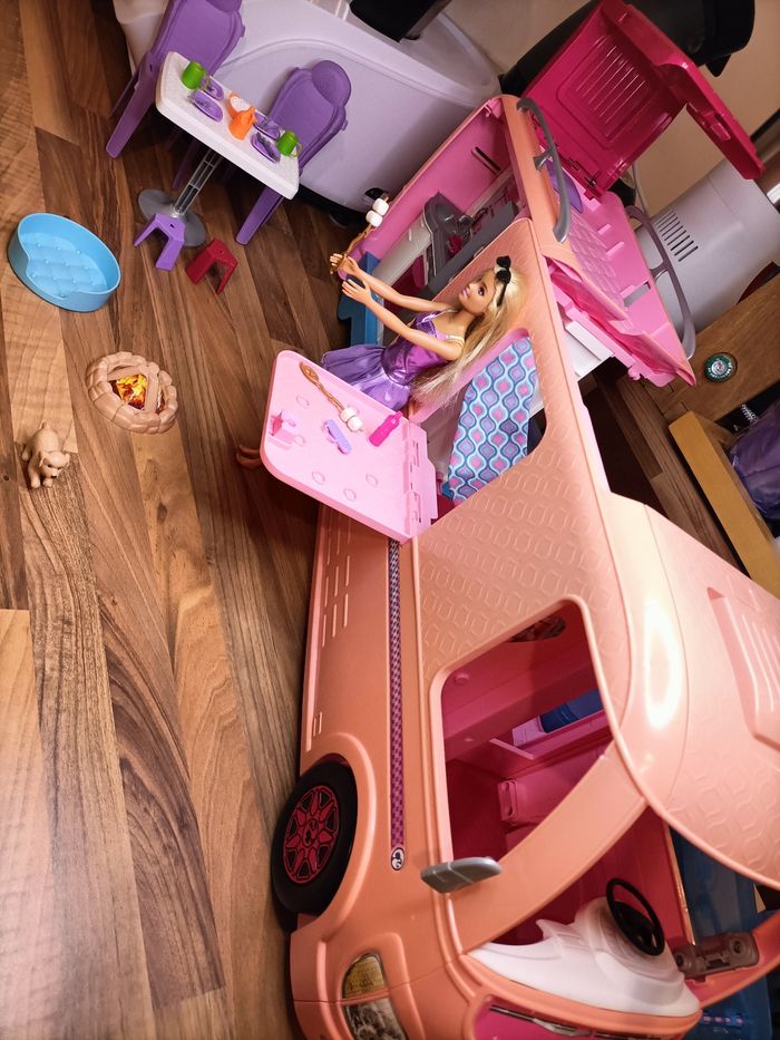 Camping car barbie dreamcampeur XXL avec électroménager, piscine, 1 barbie, 1 chien et nombreux accessoires - photo numéro 2
