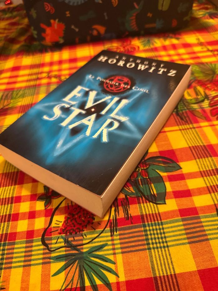 Livre le pouvoir des cinq - évil star - Anthony horowitz - photo numéro 3