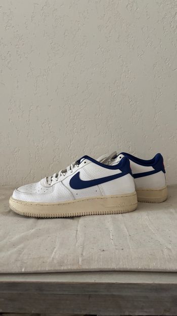 Nike air force blanche avec logo bleu