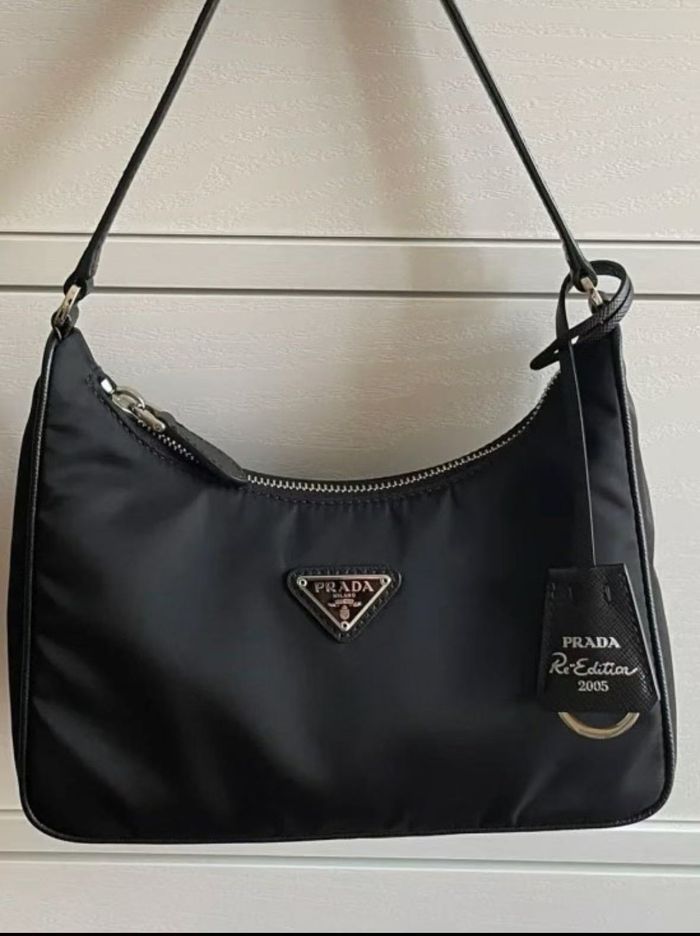 PRADA Réédition 2005 Boucle argentée classique Logo Triangle - photo numéro 2