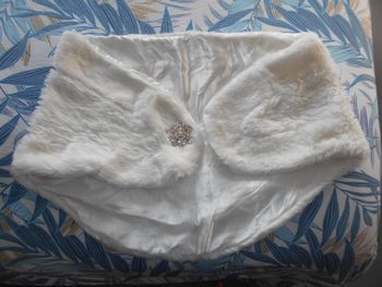 Boléro de mariage avec sa broche assortie