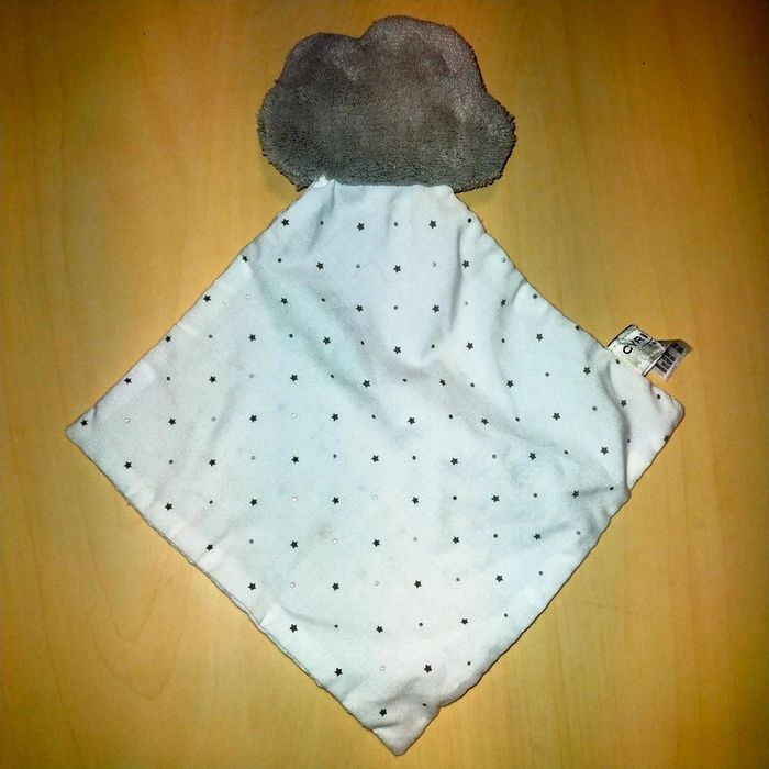 Doudou Nuage gris mouchoir tissu blanc étoiles Cyrillus