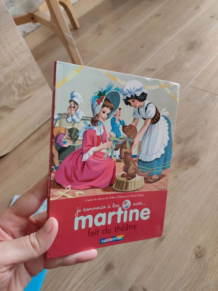 Je commence à lire - Martine garde son petit frère, fait du théâtre, apprends à nager - photo numéro 8