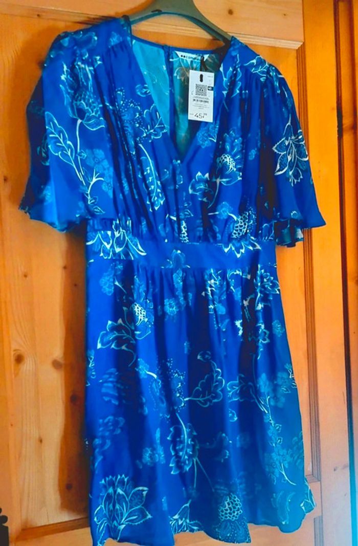 Robe bleue fluide à fleurs – neuve avec étiquette – Camomilla, taille 40