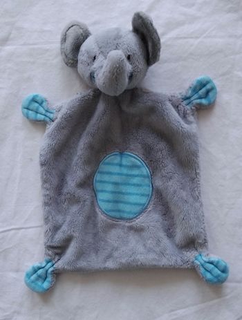 Doudou plat éléphant gris et bleu rayés