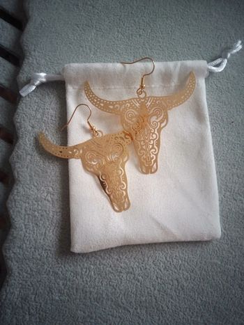 Boucles d'oreilles vaches en acier filigrané