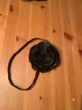 Bandeau serre tête fleur en tissu noir très bel effet