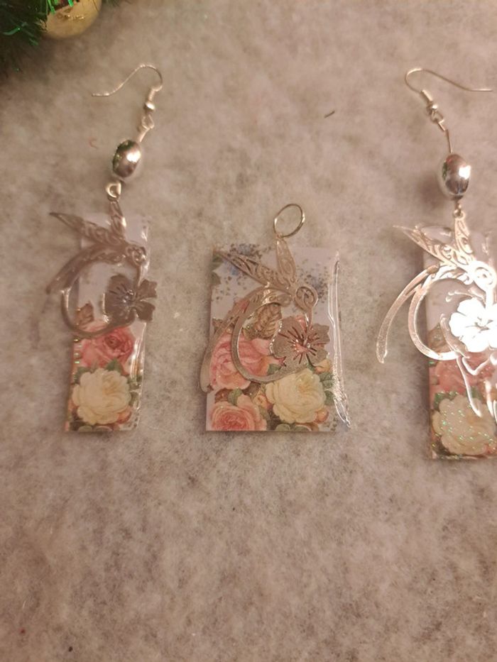 Boucles d'oreilles pendante avec pendentif florale résine - photo numéro 4