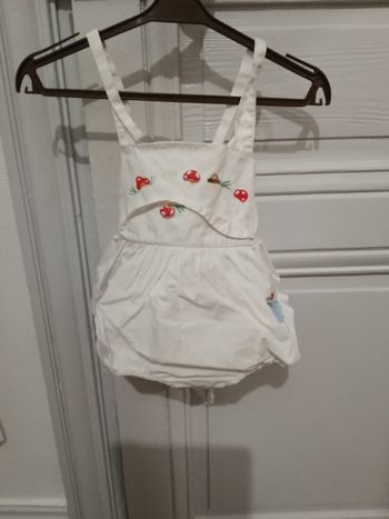 Salopette blanc et multicolore