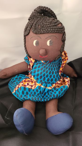 Belle poupée de chiffon à la peau foncée tressée à la main