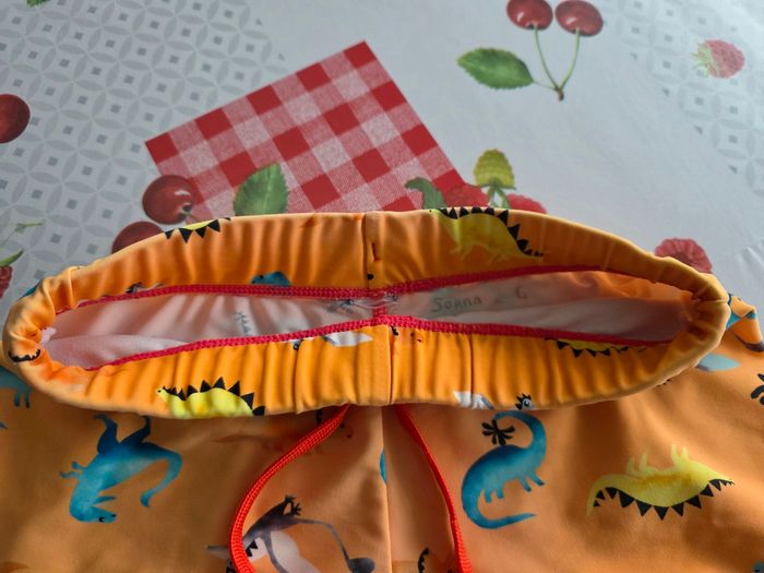 MAILLOT DE BAIN GARÇON  MOTIFS DINOSAURES AVEC UN CORDON POUR SERRER TAILLE 8ANS MARQUE GÉMO - photo numéro 3