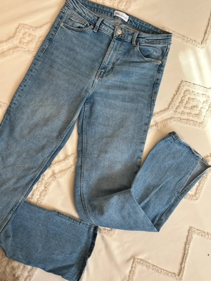 Jean ZARA bleu clair fente niveau pieds évasé
