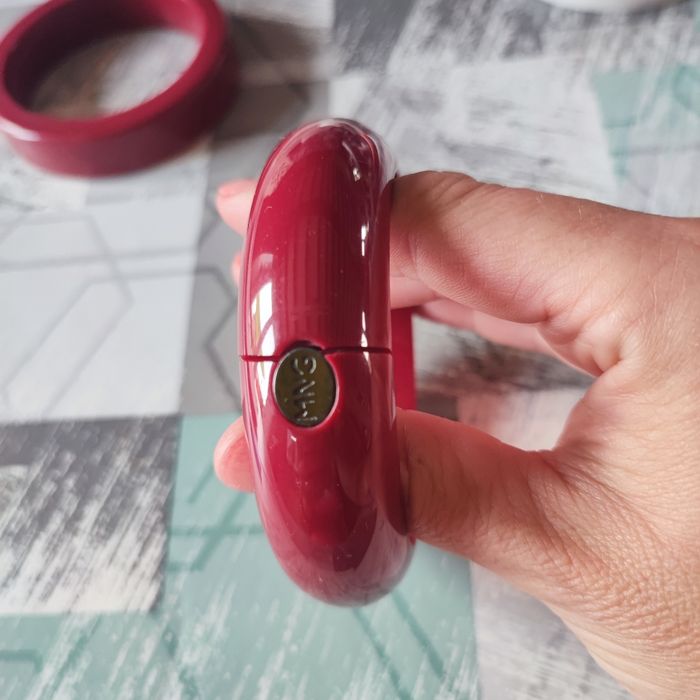 Lot bracelet résine bordeaux mango le rond est fendu mais ne gêne en rien - photo numéro 2