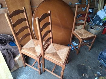 Table avec 3 chaises.