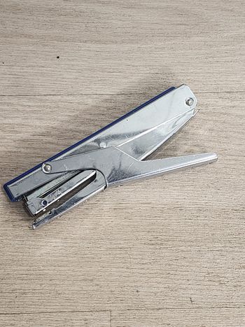 Agrafeuse pince GUILBERT MG 840 “BÉBÉ” – Compacte, métal chromé