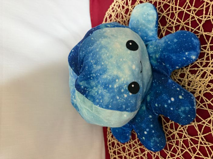 Peluche réversible. Pieuvre bleue et violette galaxie visage joyeux/triste