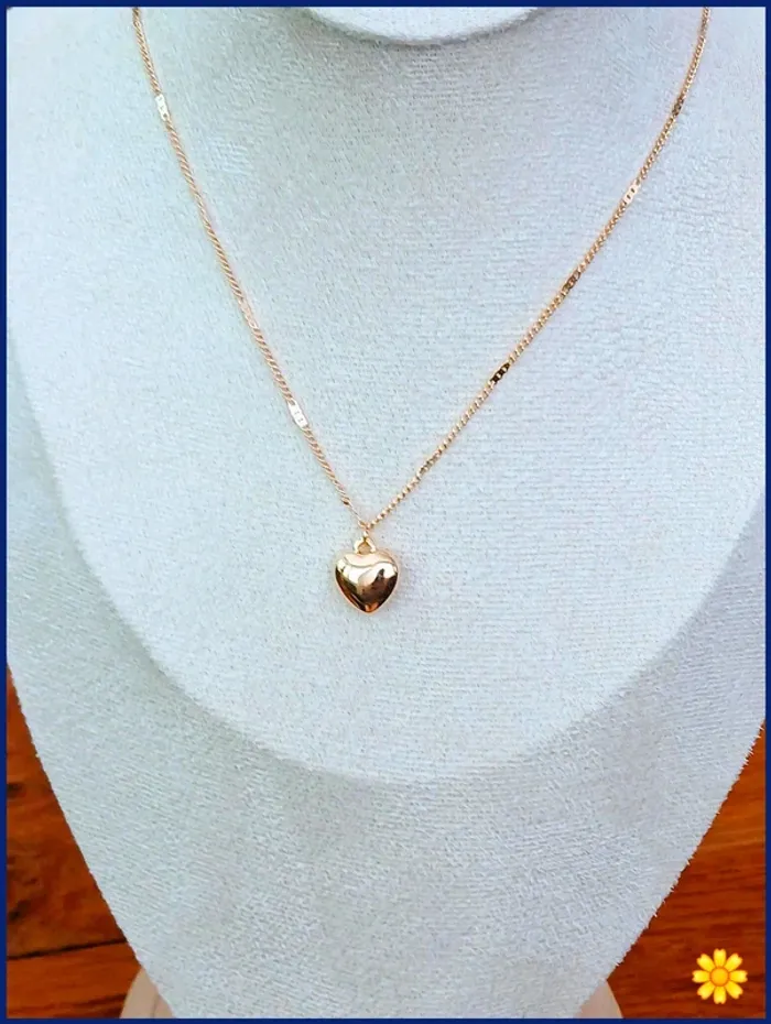 Collier cœur doré tendance romantique été 2025 - photo numéro 2