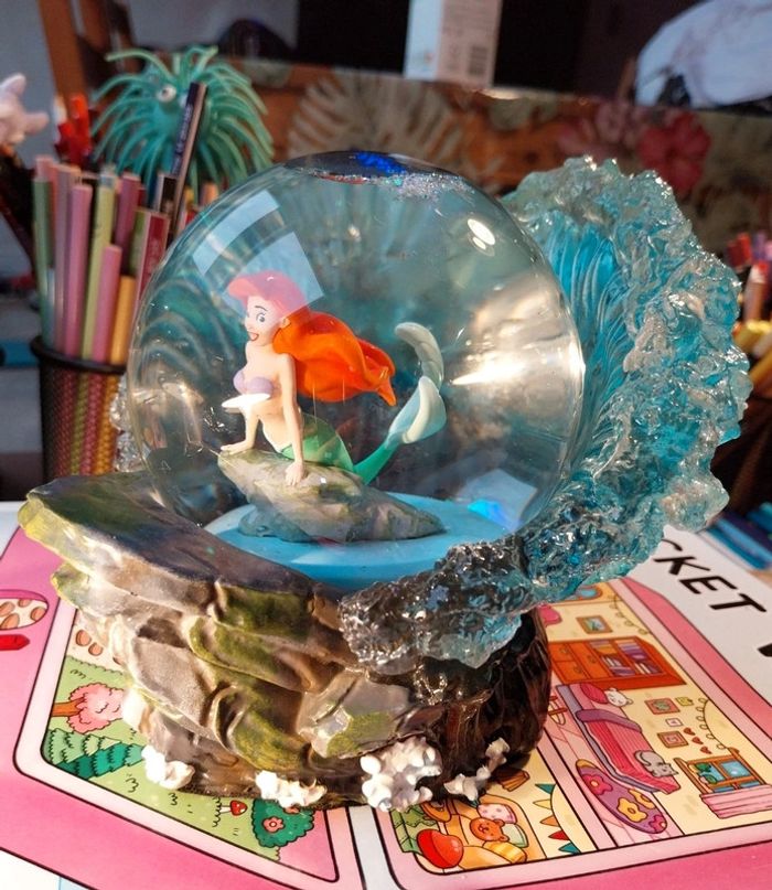 Snowglobe disney ariel sur un rocher - photo numéro 2