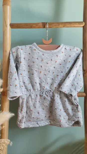 Robe grise fleurie