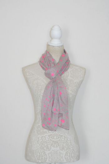 Foulard gris étoiles rose fluo 180x48cm