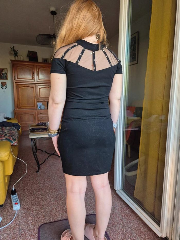 Robe noir avec transparence aux épaules - photo numéro 2