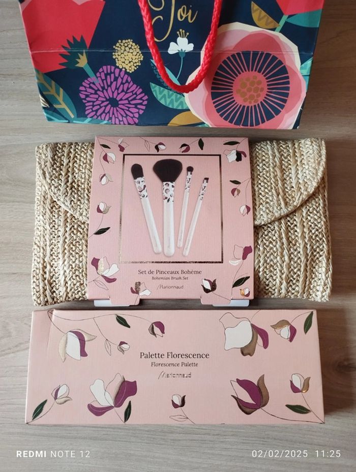 Pochette cadeau avec maquillage bohème Marionnaud neuf - photo numéro 2