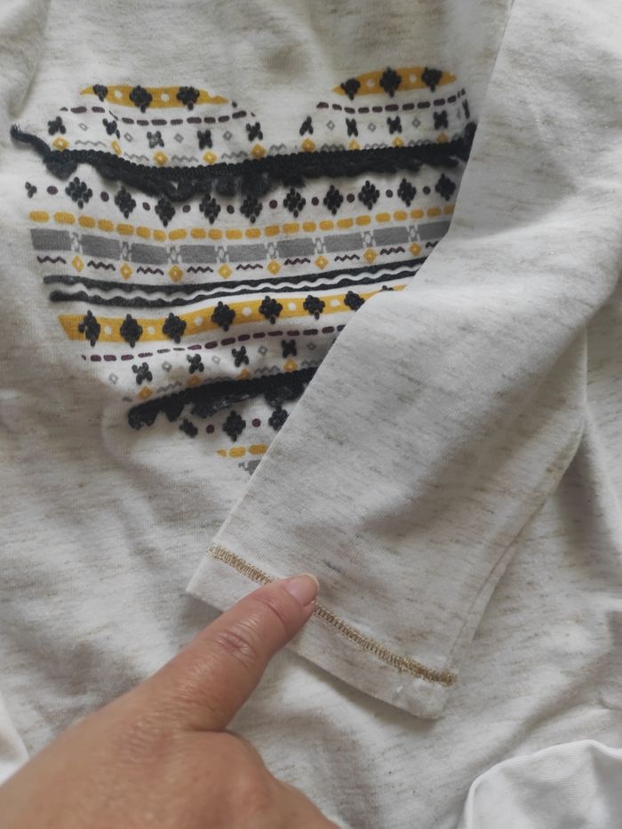 Lot habits fille 24 mois avec gilets t-shirts jupe robe et pull 24 mois - photo numéro 7
