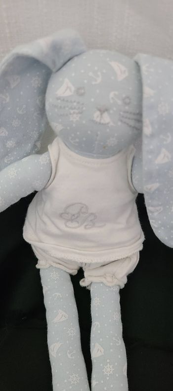 Lapin PETIT BATEAU doudou bleu vêtements blanc PB