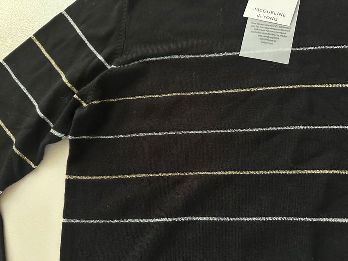Pull léger noir avec fines rayures argentées et dorées taille 36 Marque : JDY - photo numéro 4