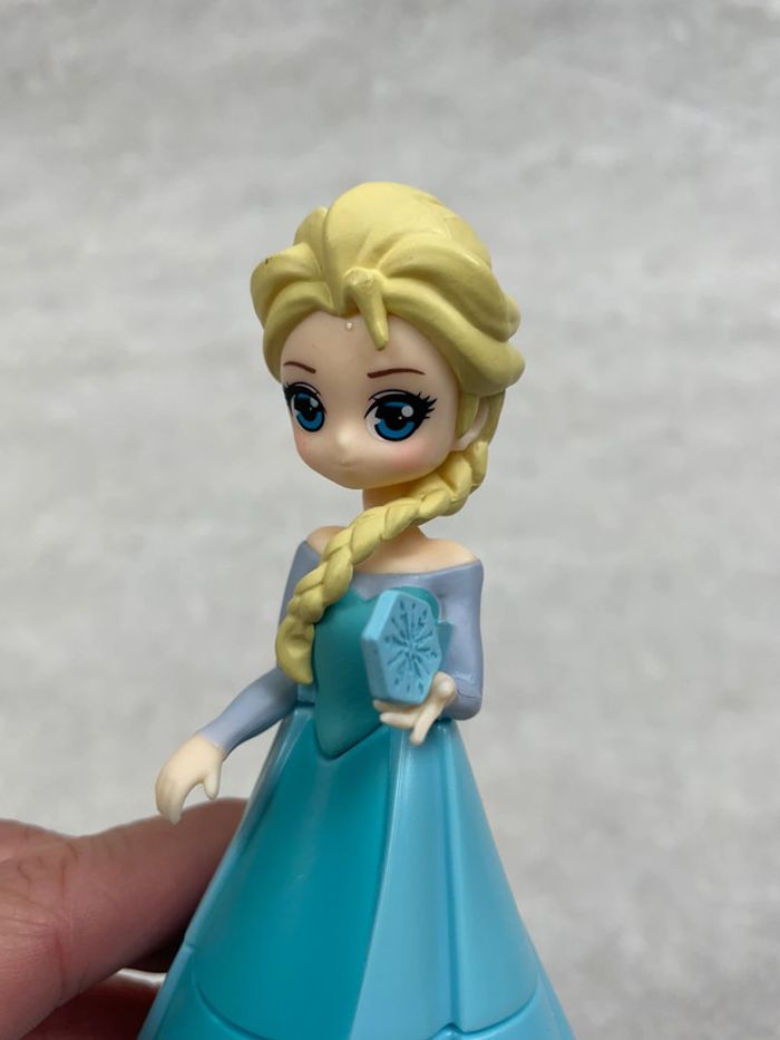 Petite figurine Gashapon Elsa la reine des neiges disney Japon - photo numéro 2