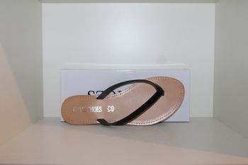 belle petites tongs lanières noire 38