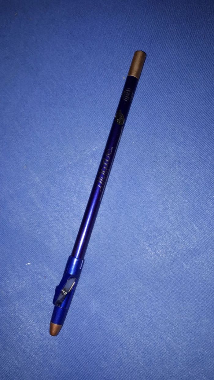 Crayon eyes liner bleu avec taille crayon